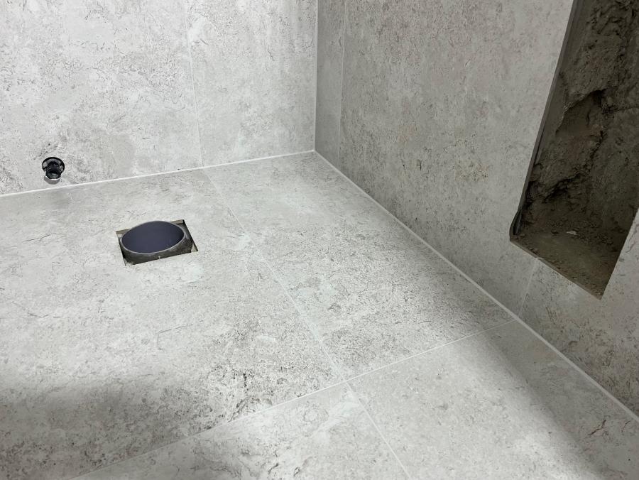 욕실 바닥 근접부의 작업 과정