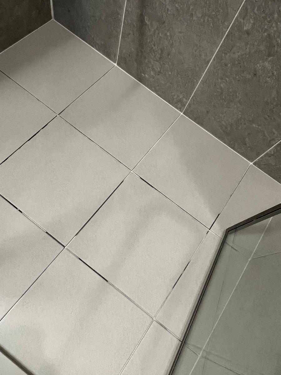 흰색 바닥과 회색 벽 타일의 접합 디테일