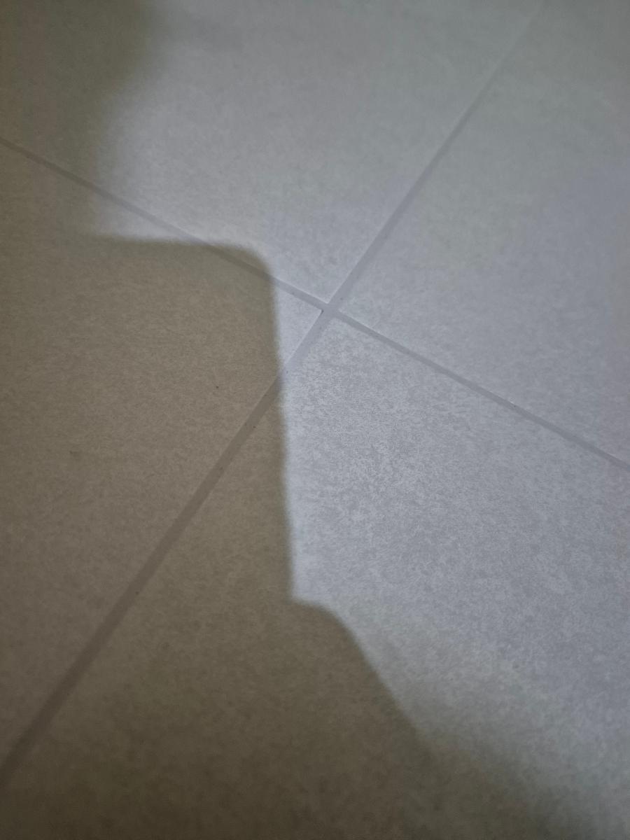 줄눈제 주입 전 흰색 타일 바닥의 빈 틈새