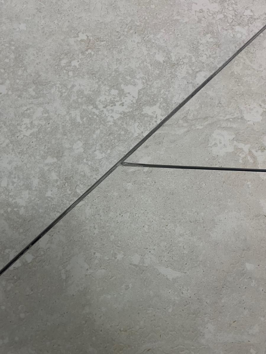 회색 타일 틈새를 채운 마감 모습