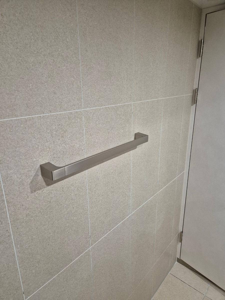 타일 사이가 정갈하게 정리된 벽면과 바닥