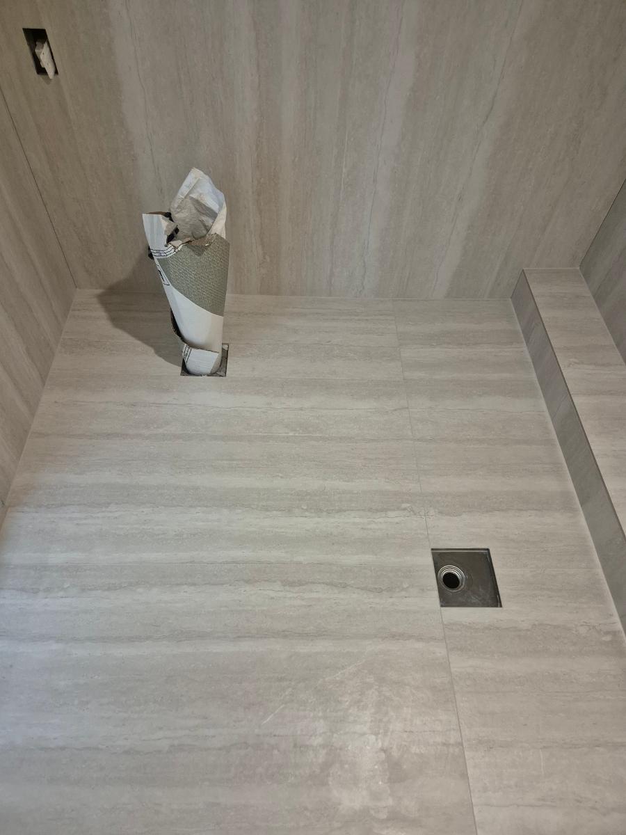 배관 주변을 정밀하게 채워 넣는 과정