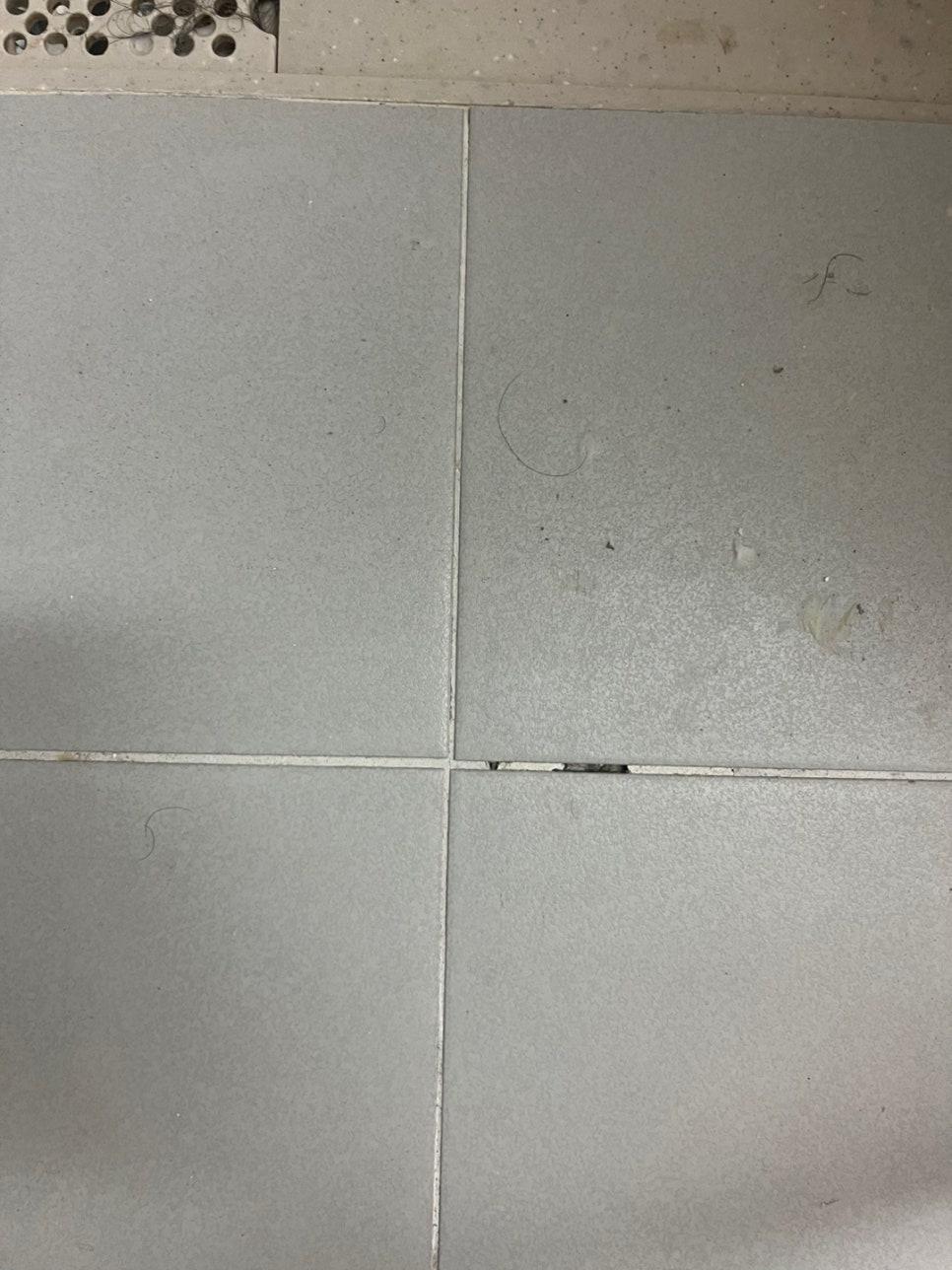 회색 타일 사이의 백시멘트를 제거하는 과정