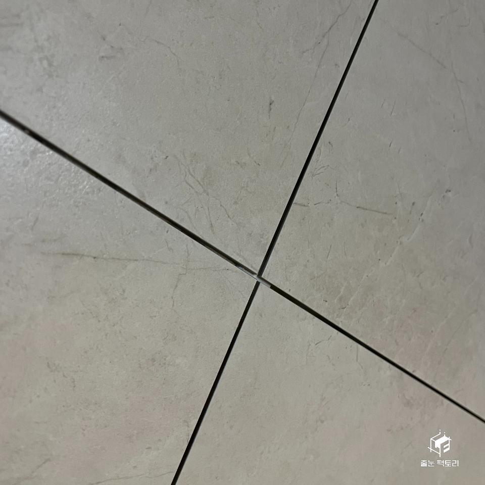 바닥에 놓인 시공 도구