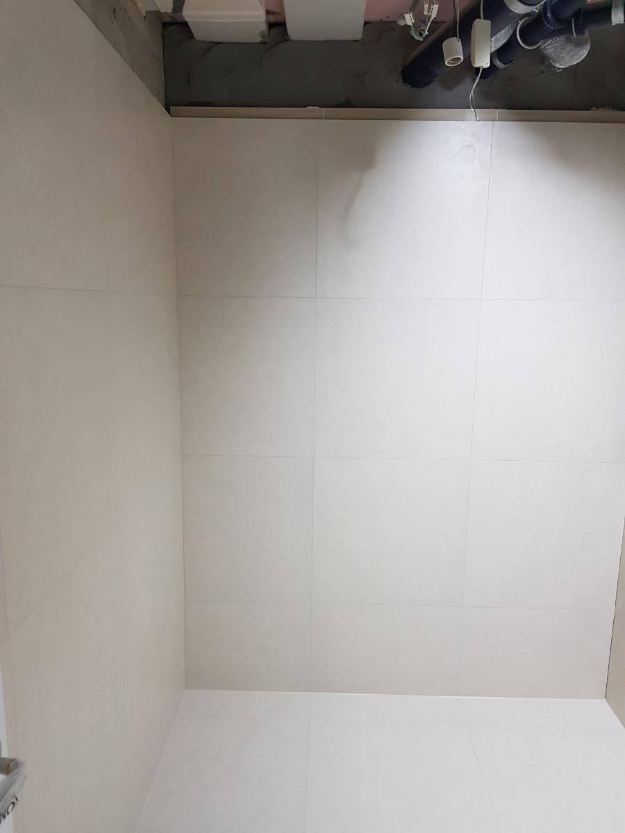 점검구와 매립등이 있는 욕실 천장