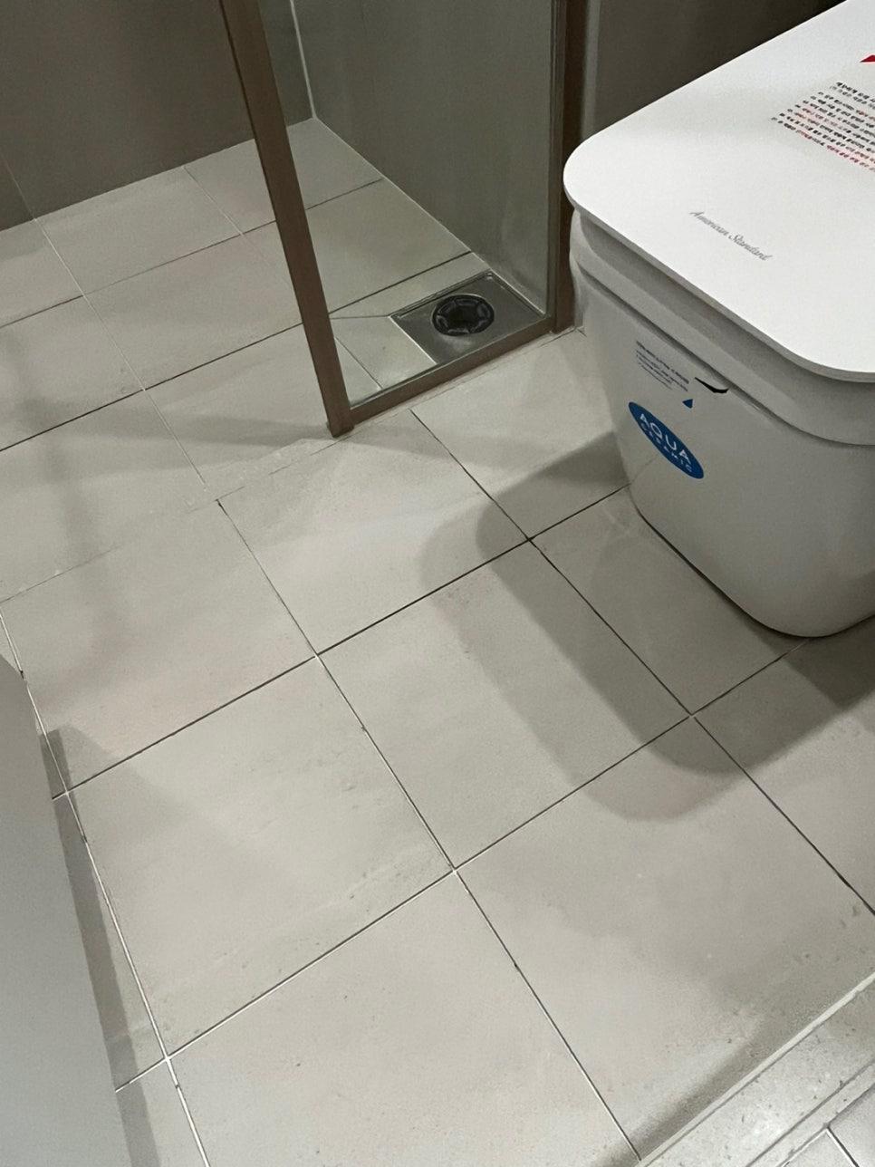욕실 바닥 근접부의 시공 장면