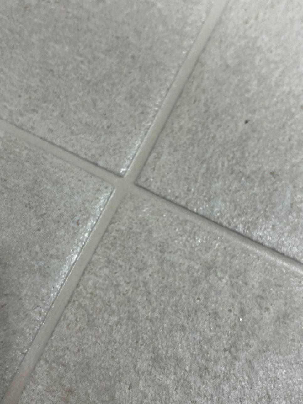 벽과 바닥에 쌓인 분진과 먼지