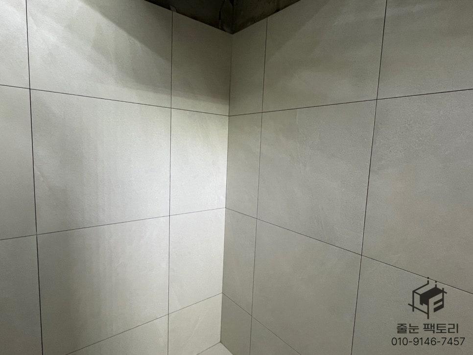흰색 타일 벽면과 노출 천장 구조