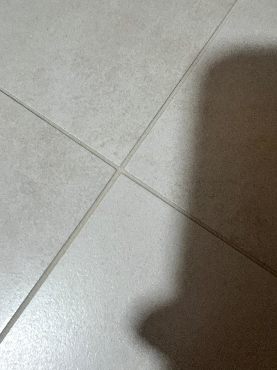 흰색 타일 바닥 틈새의 근접 샷