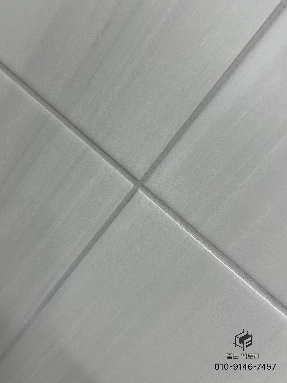 오염 걱정 없이 쾌적해진 회색 타일 바닥