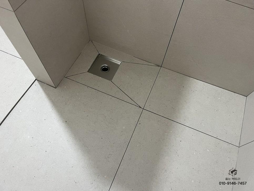 타일 사이 빈틈없이 밀도 있게 채워진 줄눈
