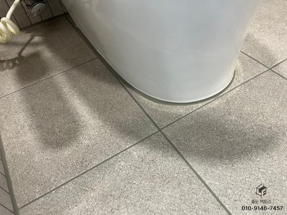 욕실 바닥의 시공 과정 근접 촬영