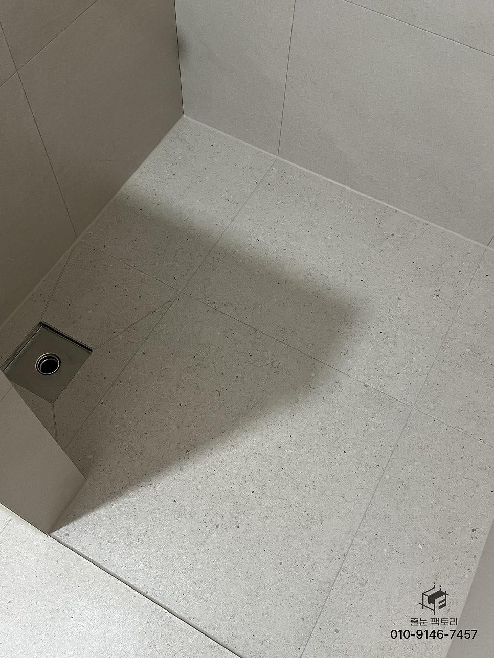 변기 테두리까지 깔끔하게 마감된 상태