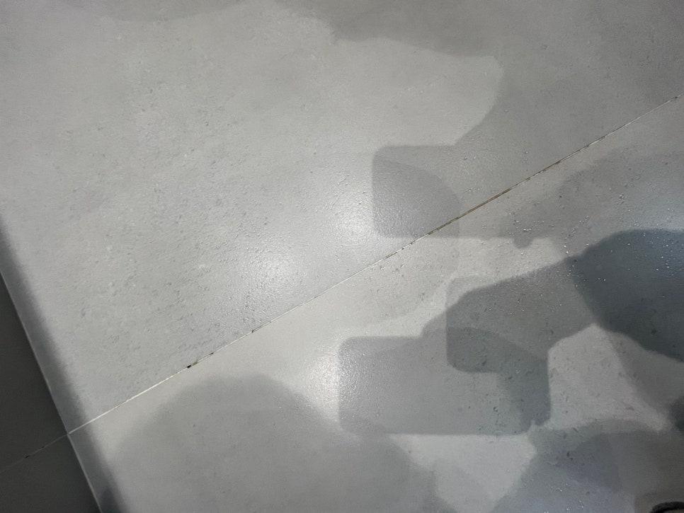 흰색 타일 바닥 접합선의 근접 상태
