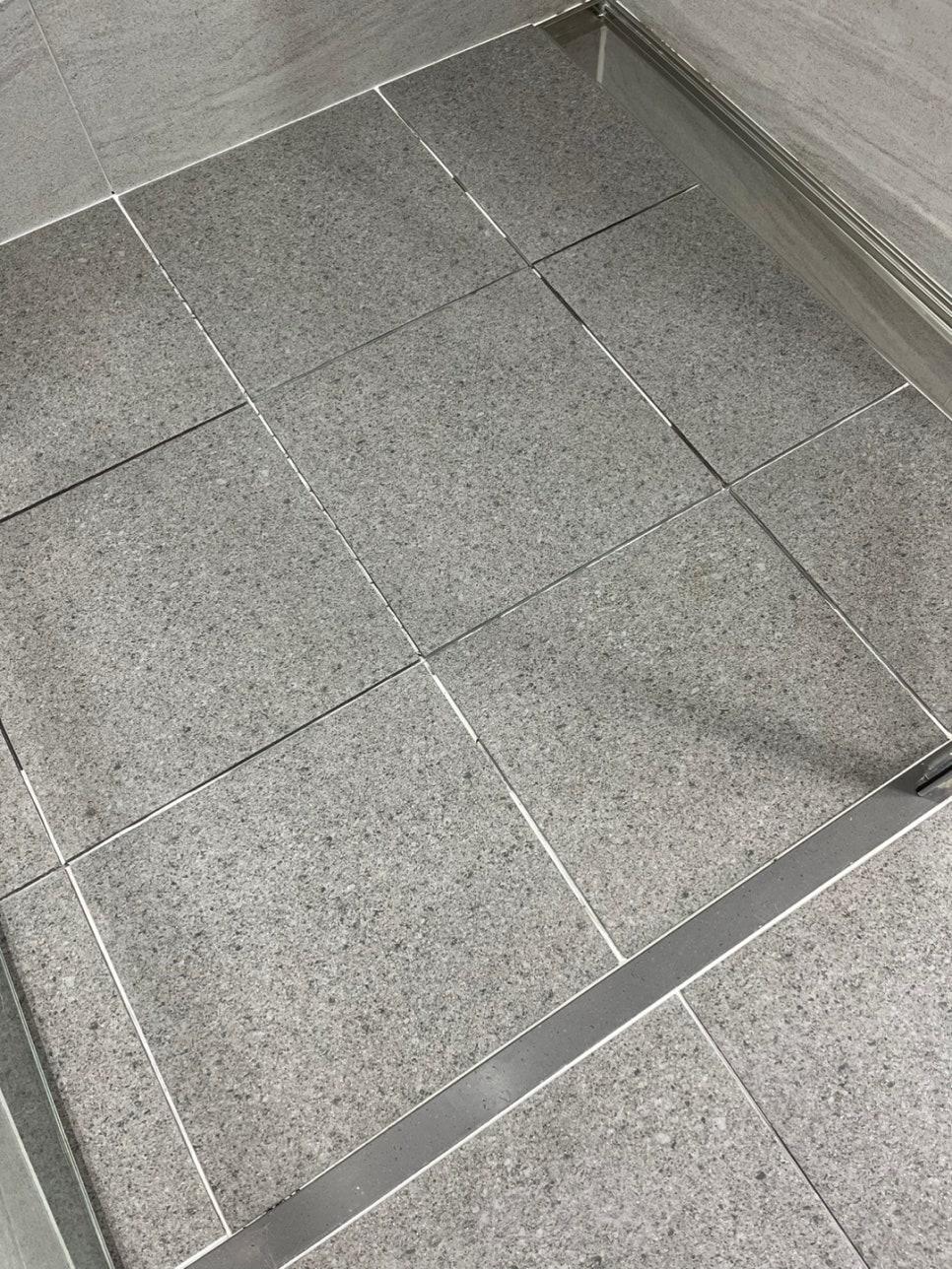 오염이 제거된 타일 표면