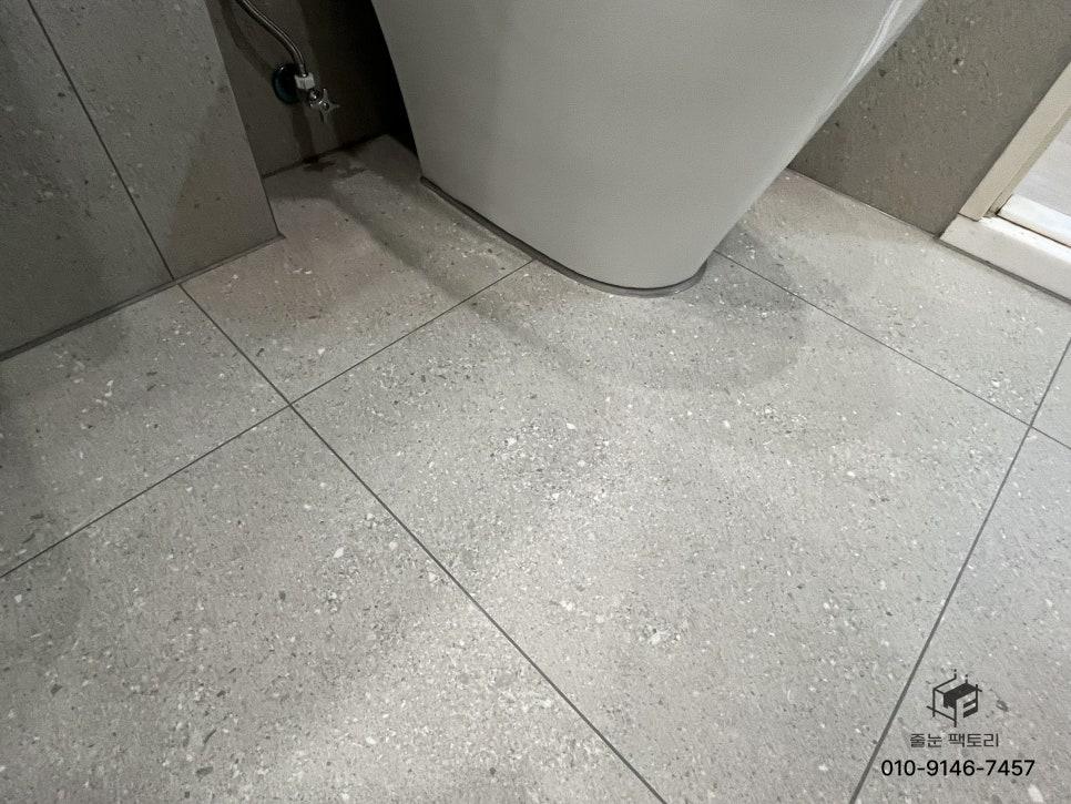 세면대 하단과 벽 수도꼭지 주변의 정밀한 마감