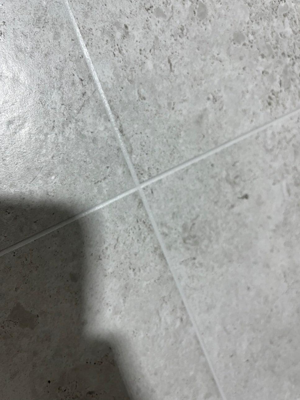 회색 타일 바닥의 흰색 틈새