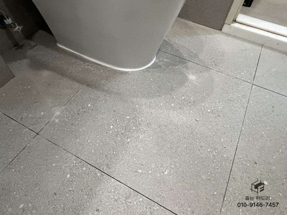 세면대와 수도꼭지가 설치된 시공 중인 욕실 바닥