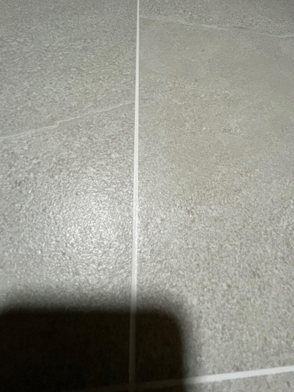 회색 타일 바닥과 흰색 셔드