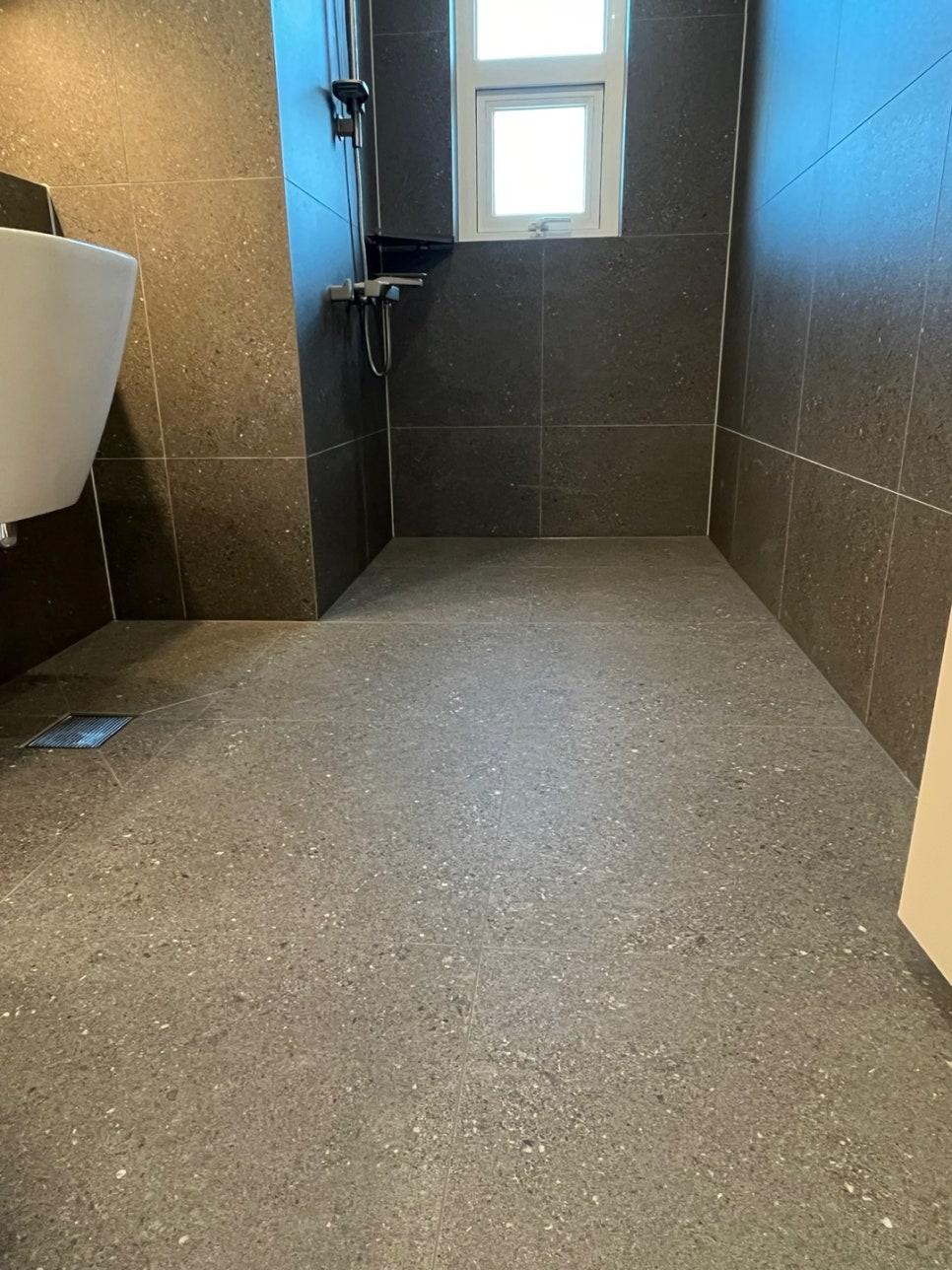 욕조와 샤워 설비가 보이는 욕실 전경