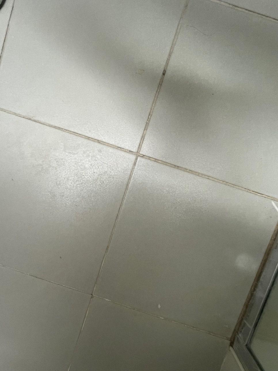 벽면과 바닥 틈새의 기초 정리 상태