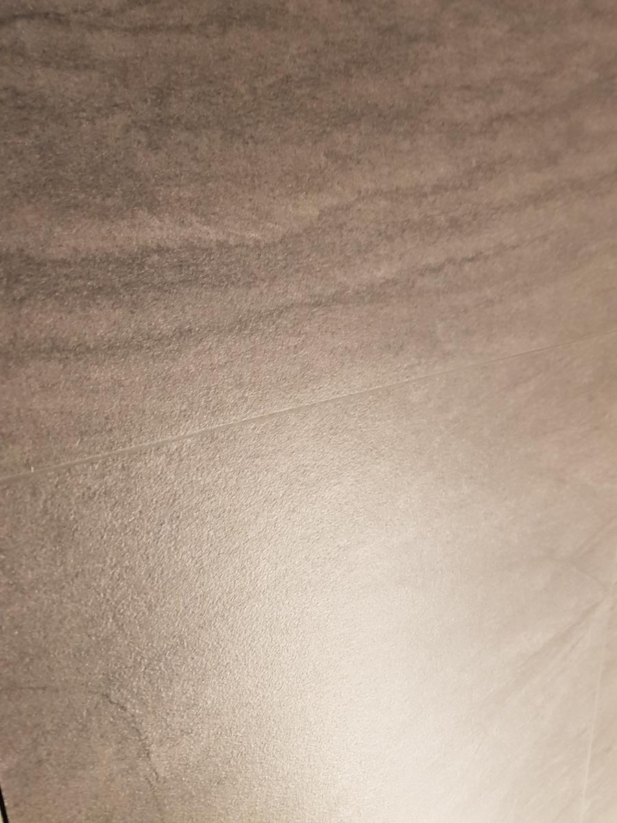 회색 타일과 흰 벽면의 접합선