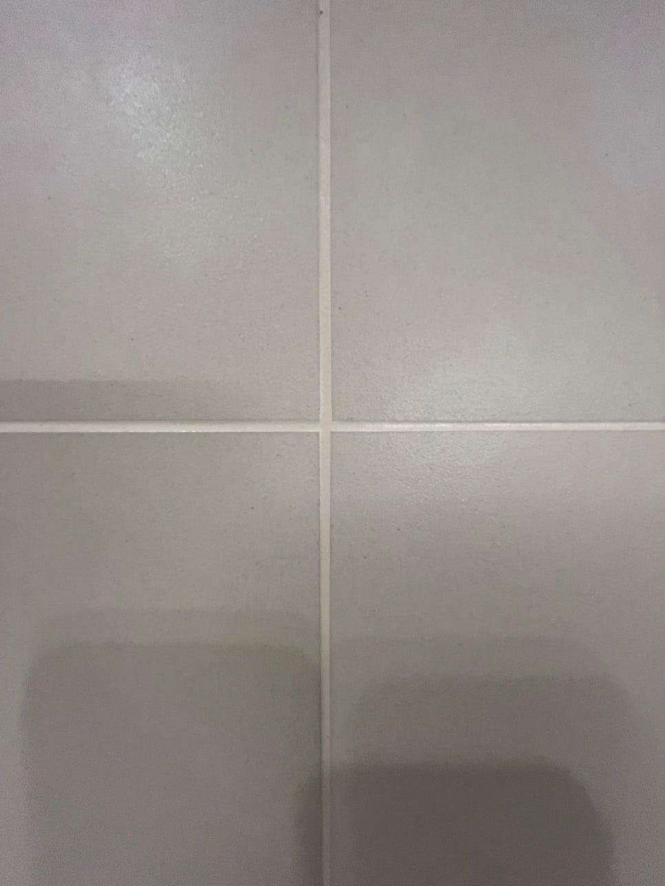 흰색 타일로 구성된 바닥과 벽면