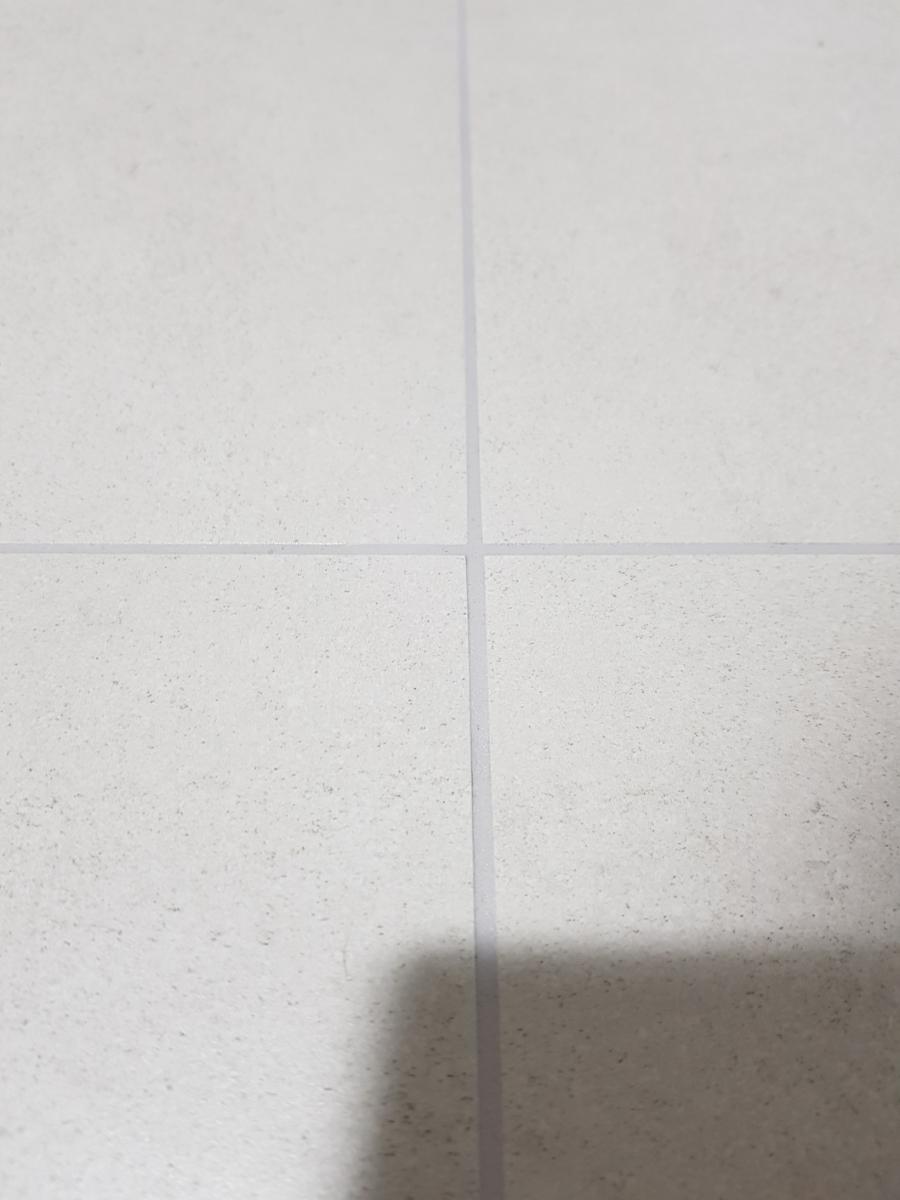 흰색 타일 바닥의 틈새 마감