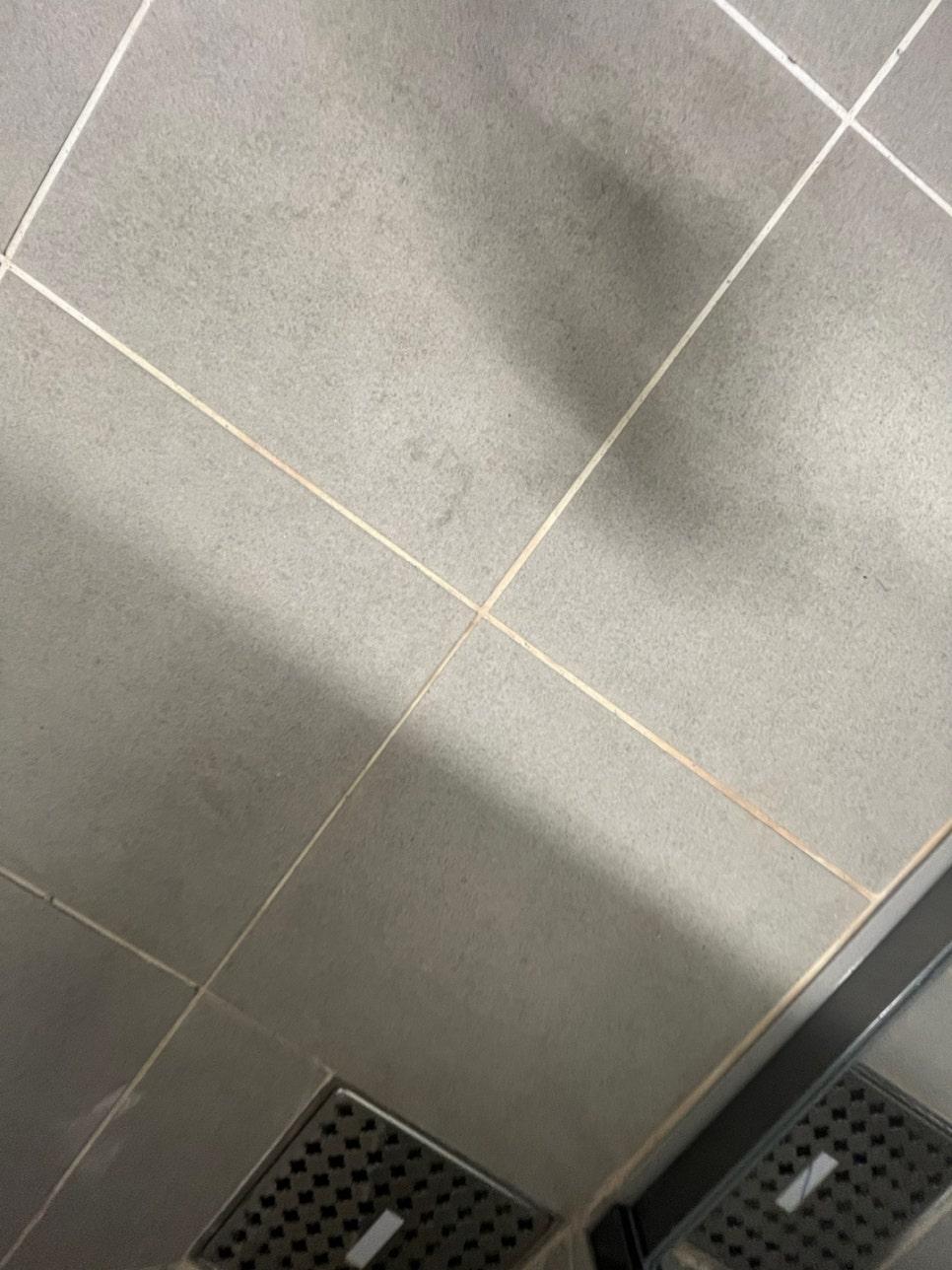 검은 오염점이 보이는 벽과 바닥 표면