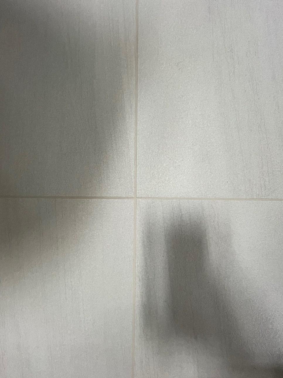 백시멘트를 제거 중인 흰색 타일 바닥