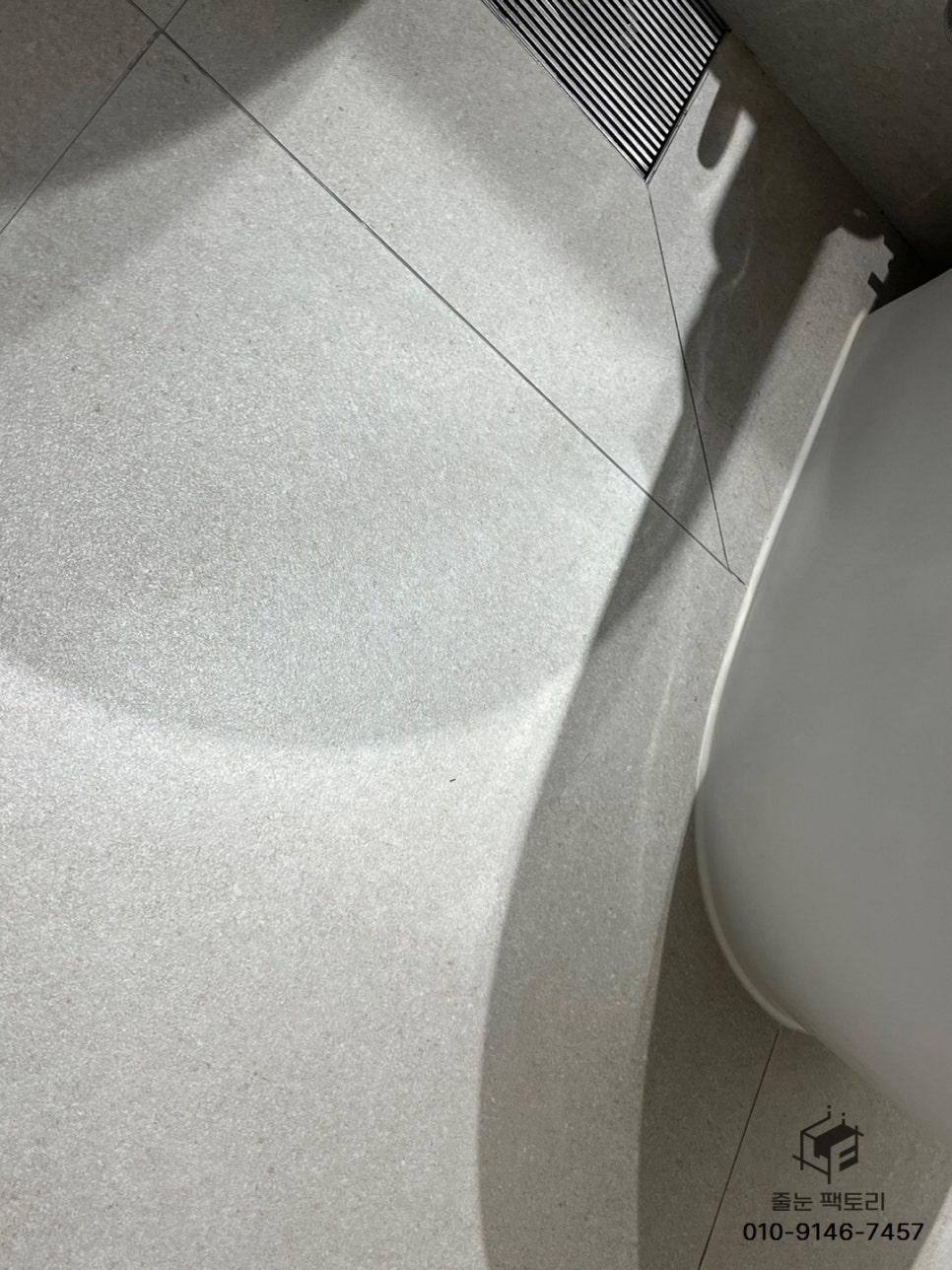 회색 타일 바닥과 라디에이터 그릴의 디테일