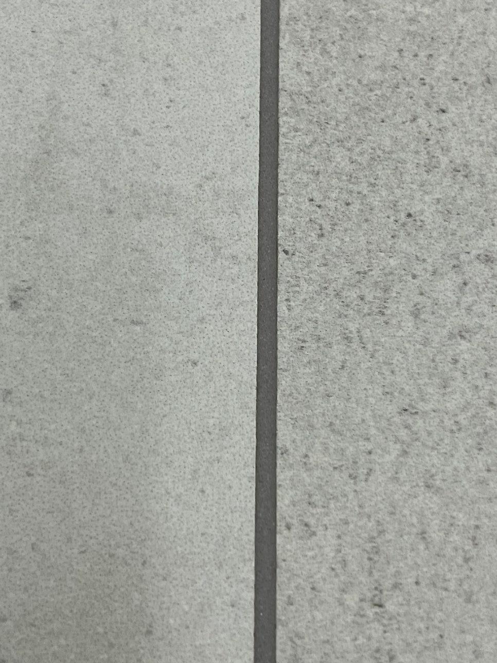 먼지층이 남은 벽과 바닥 표면