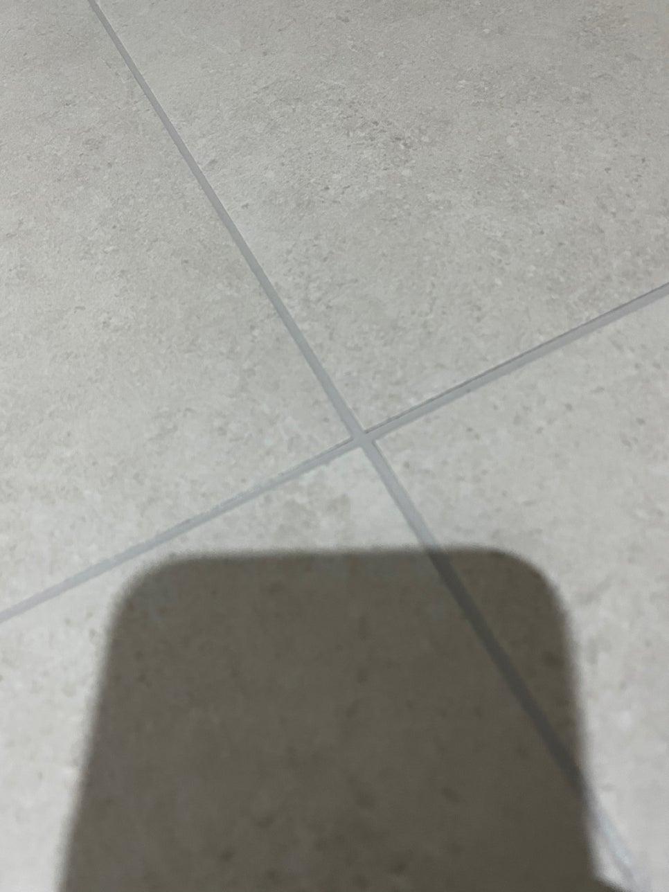 흰색 실리콘이 채워진 타일 틈새