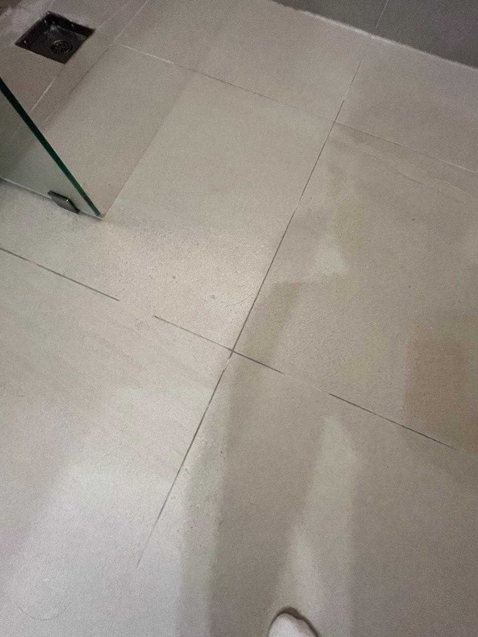 바닥 타일 틈새의 메지 제거 모습