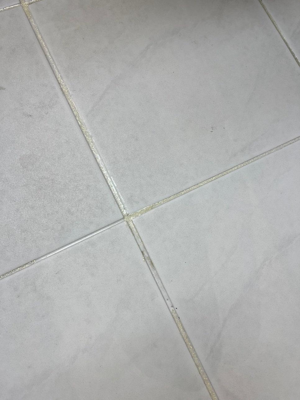 흰색 타일 바닥 틈새 클로즈업