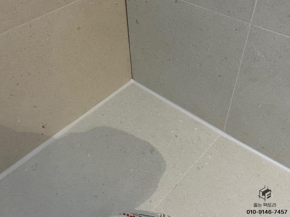 벽과 바닥 표면의 기름때 오염
