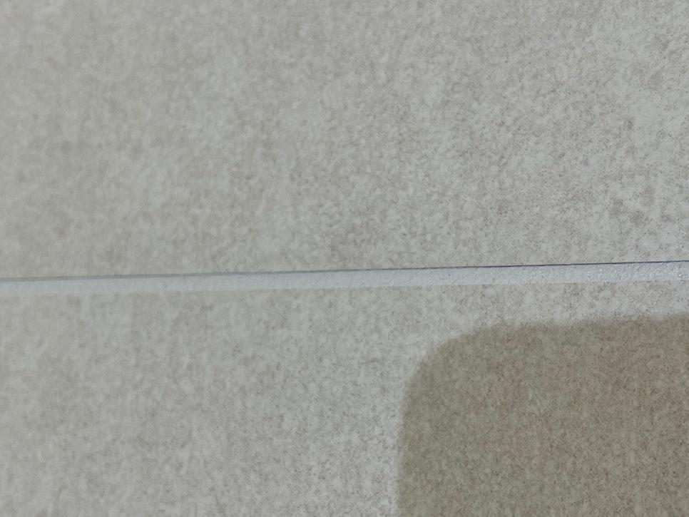회색 타일 표면과 흰색 접합선