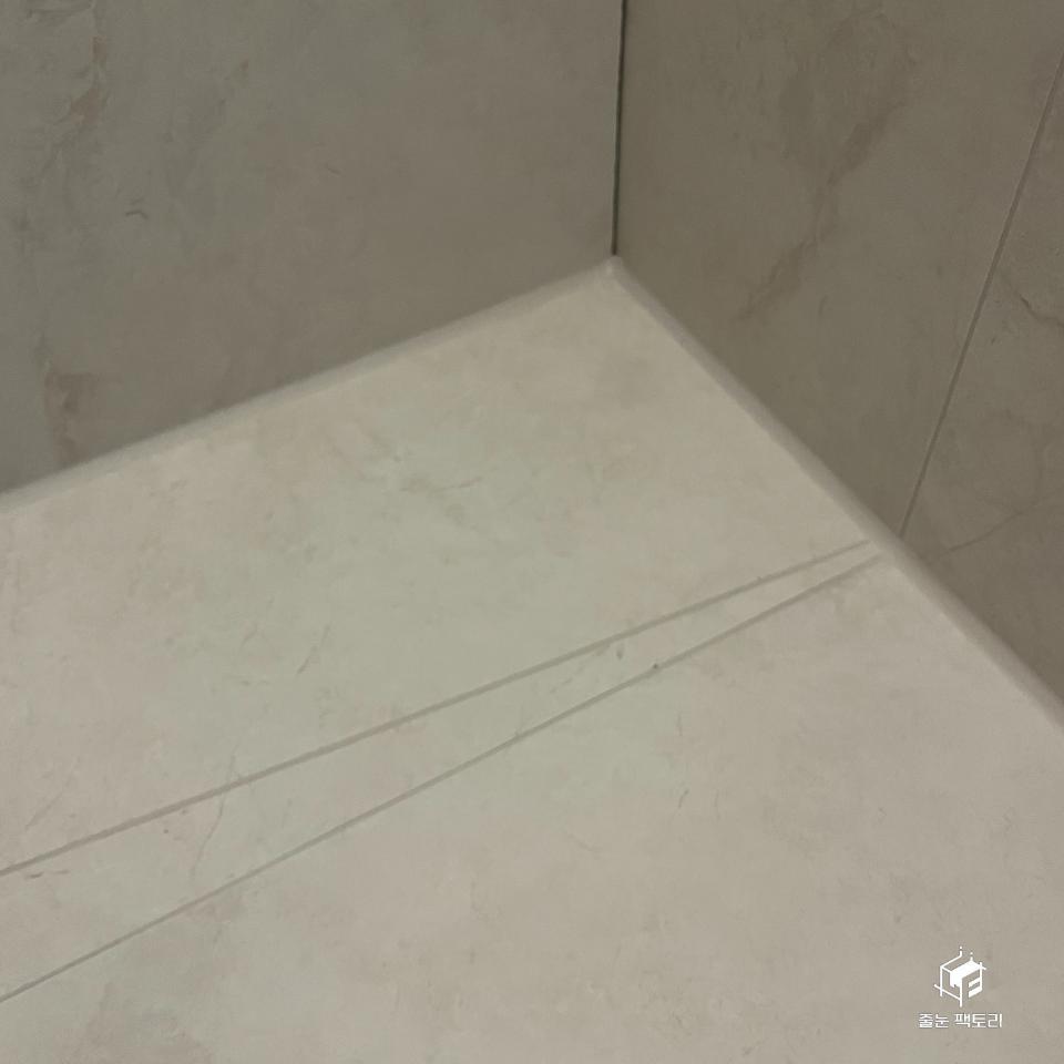 흰색 바닥과 베이지색 벽 타일의 접점