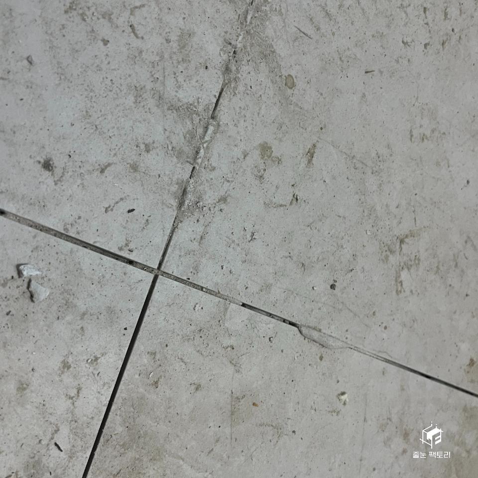 흰색 셀로판이 붙은 콘크리트 바닥 표면