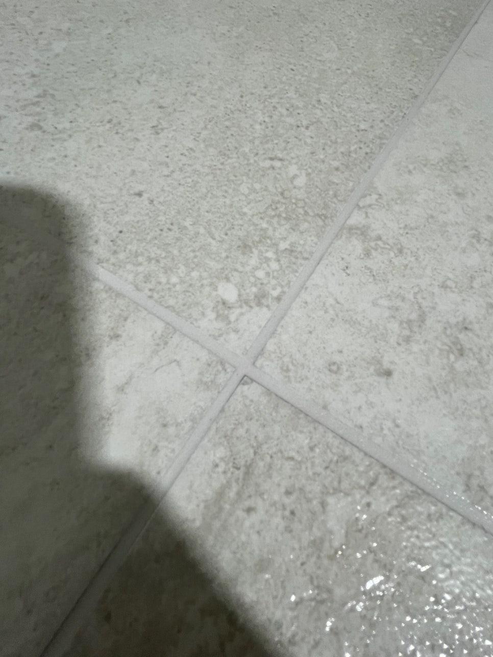 타일 바닥의 흰색 표면과 접합선