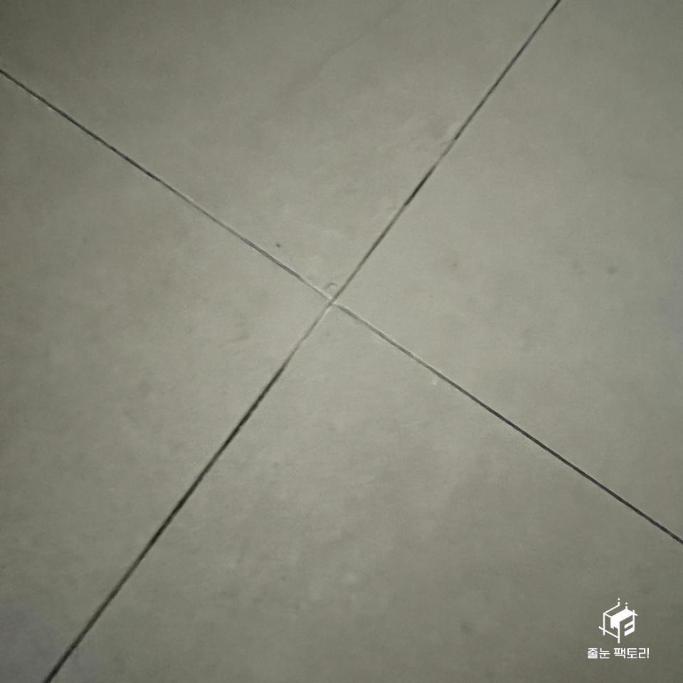 타일 바닥 틈새의 표면 상태