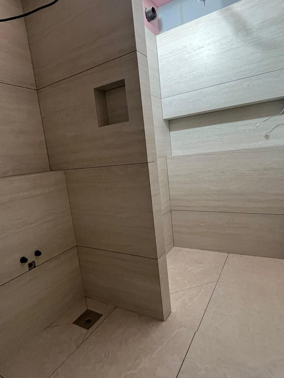 벽 타일 틈새의 자재 주입 과정