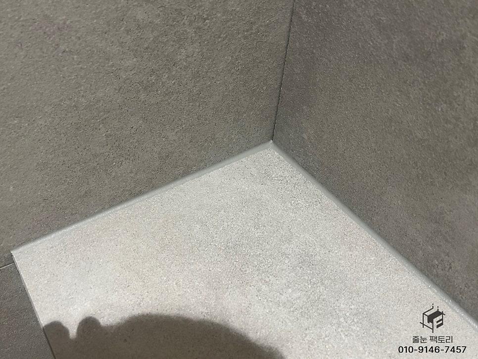 오염 없이 정돈된 벽과 바닥 표면