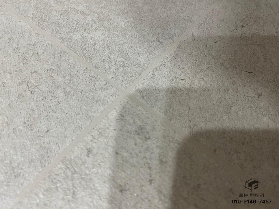 시공 전 바닥과 벽면에 쌓인 먼지층