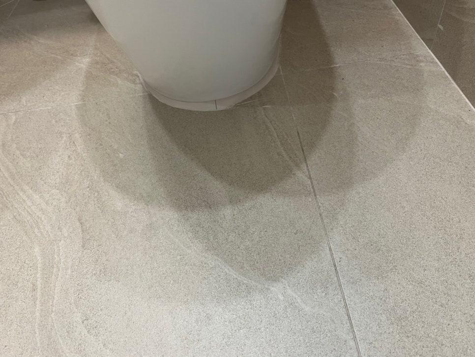 오염이 보이지 않는 벽과 바닥 표면