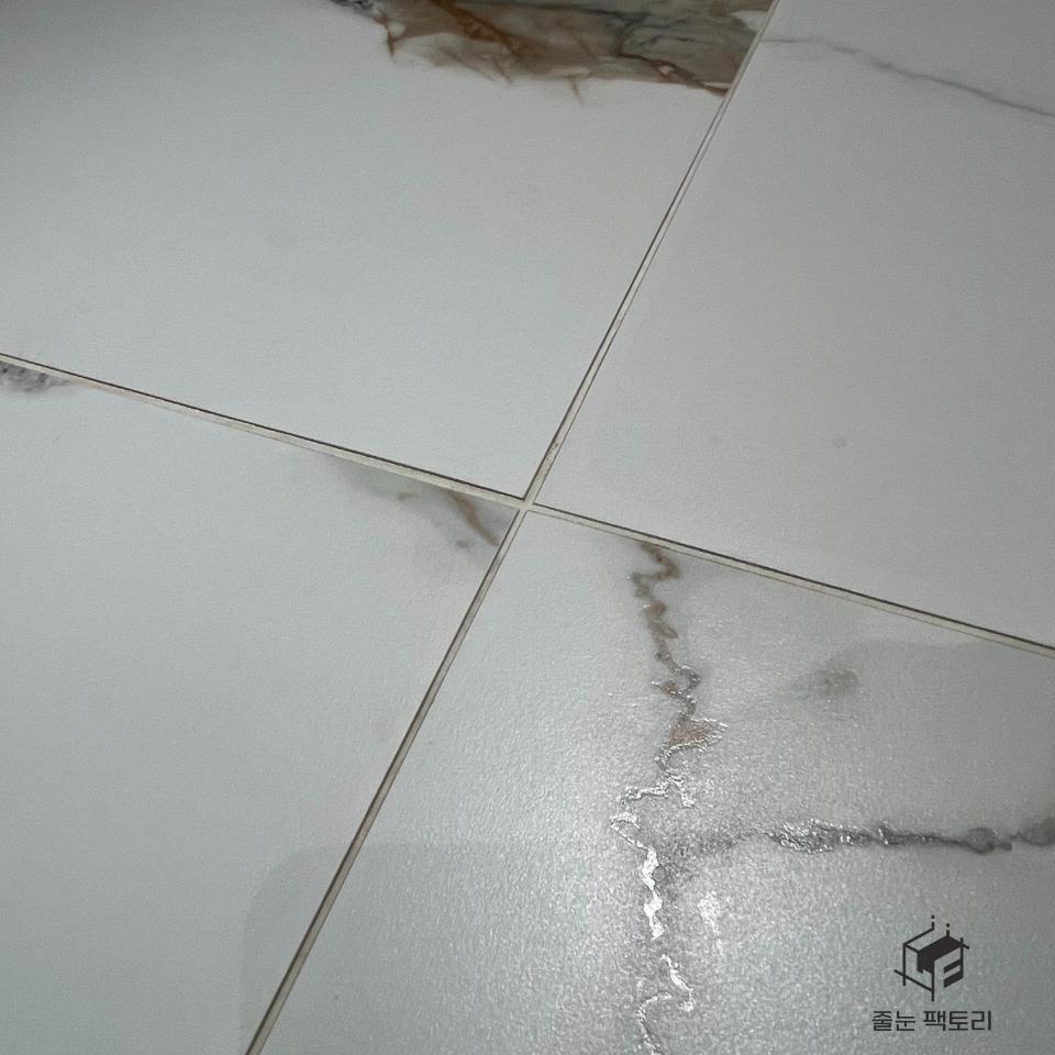타일 접합부 마감 상태 클로즈업