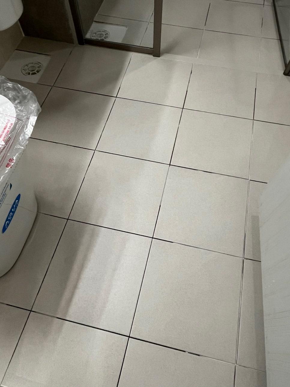 두드러진 오염이 보이지 않는 바닥 표면