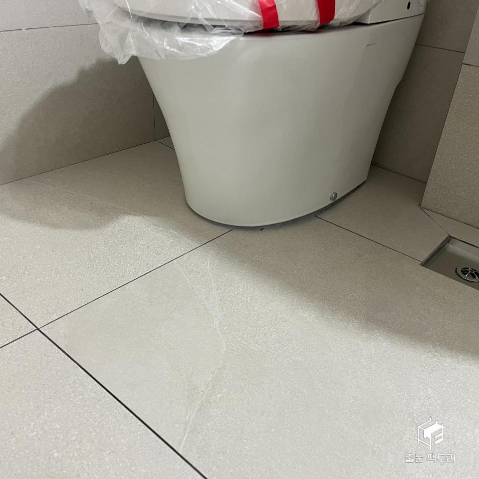 양변기 인근 바닥면 근접 샷