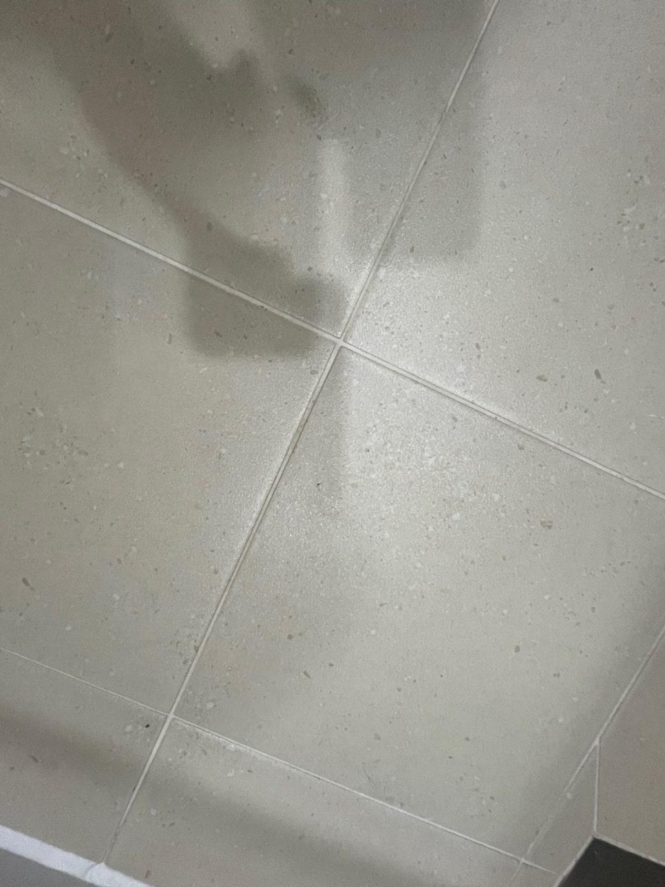 먼지층이 넓게 퍼져 있는 시공 전 표면