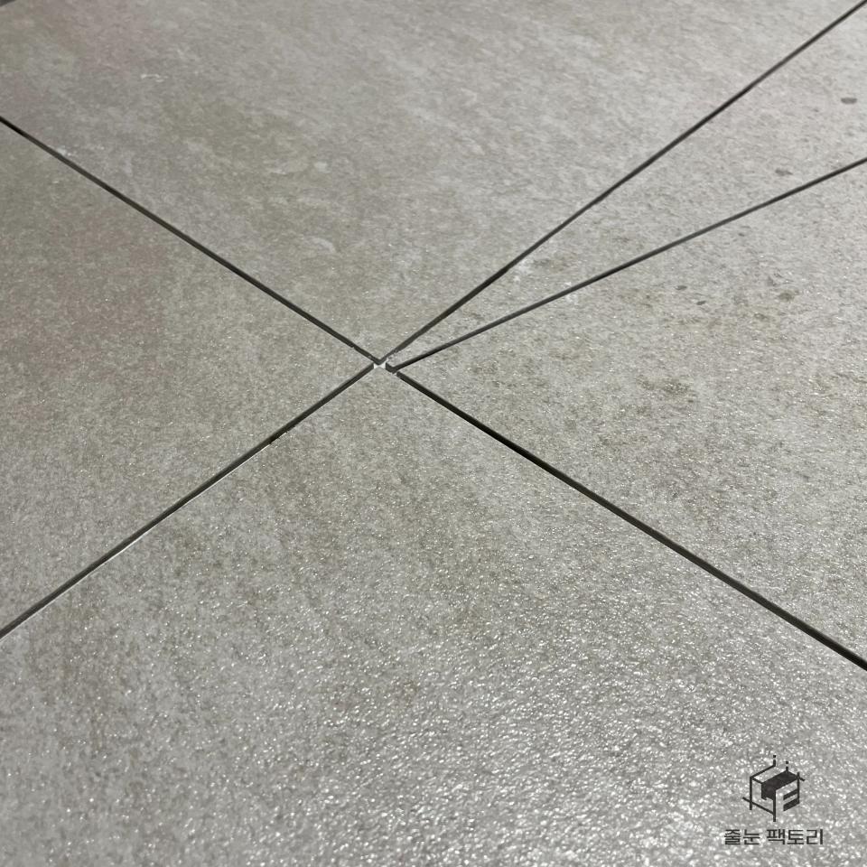 두드러진 오염이 보이지 않는 벽과 바닥 표면